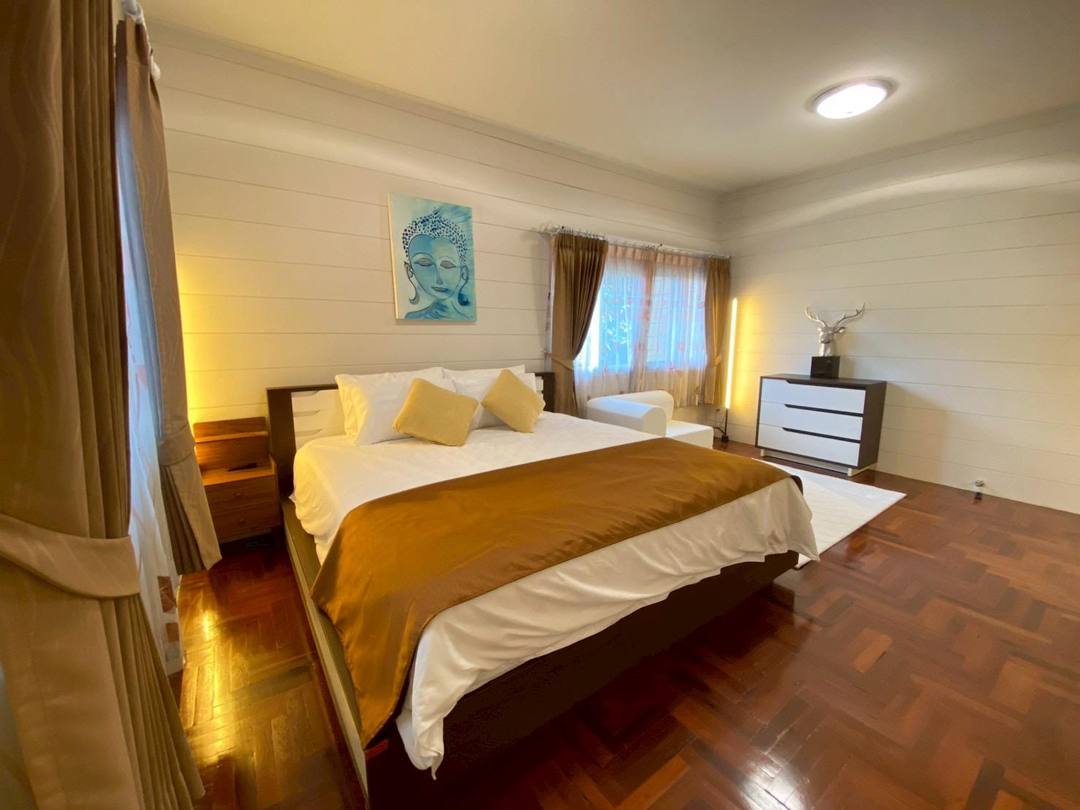 Master suite lounge