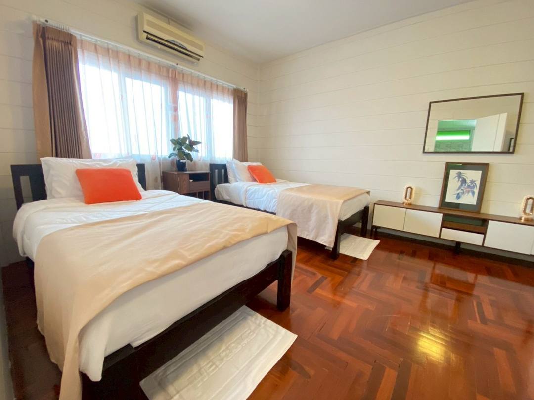 Twin bedroom