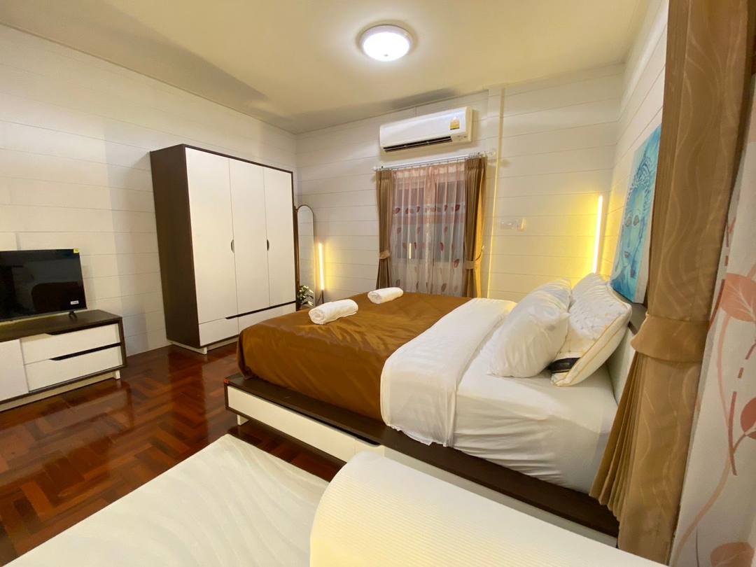 King room with TV lounge