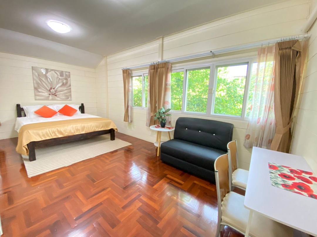 Golden king room
