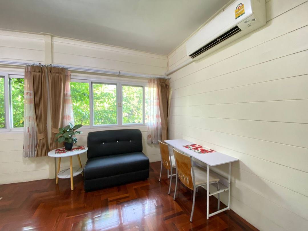 King room sitting area